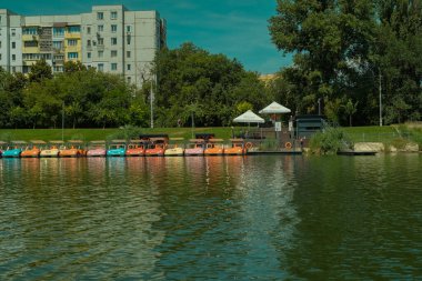 Katamaranlar, su bazlı eğlence ve etkinlikler sunan oyuncak arabaları andıran gölde sıraya girdiler..