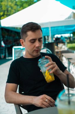 Arkadaşlar hafta sonları plajda veya havuz başında dinlenmek için serin içeceklerle keyif alırlar..