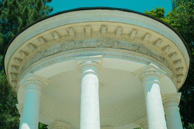 Çok sayıda çeşmesi olan eski bir park, taş bir çardağa çıkan bir merdiven güzelliği ve mimariyi ön plana çıkararak ziyaretçileri cezbediyor..