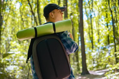 Rucking, açık hava fitness aktivitesi ağırlıklı bir sırt çantasıyla yürümeyi içeriyor..