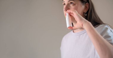 Hassas ve tahriş olmuş burun deliklerine uygun bir burun spreyi kullanarak rahatlatıcı..