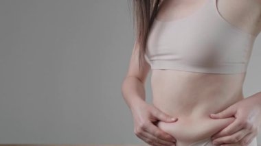 Beyaz iç çamaşırı kadın onu şişman kalça tutar.