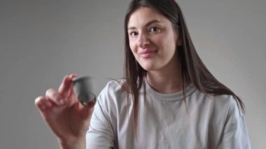 Adet görürken, vitamin ve takviye maddeleri de dahil olmak üzere kadın sağlığı ürünleriyle regl bardağı kullanmak.