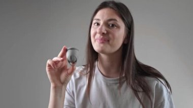 Üstteki kadın belinde bir adet bardağı tutuyor, kadın sağlığını ve özel hijyen ürünlerini vurguluyor..