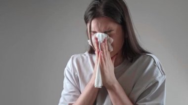 Burnu temizlemek için burun nemlendirici ve sinüs bakımı için temizlik malzemesi kullanan bir mendil..