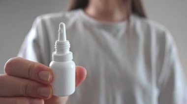 Mevsimsel alerji yardım ürünleri, alerji semptomlarını yönetmek için çözümler geliştirmek, burun damlası tutan kadınlar..