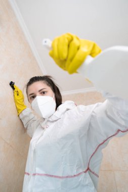 Banyolarda nem kontrolü, küfü önlemek için nem yönetim sistemleri sunan şirketler, koruyucu ekipman temizleme uzmanı.