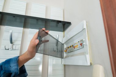 Elektrik teçhizatını tamir eden elektrikçi, elektrik sistemlerinin kurulumu ve onarımını sunan şirketler tarafından elektrik kurulum hizmetleri.
