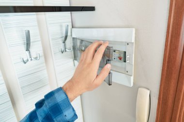 Elektrik ekipmanlarının denetimi ve bakımı, elektrik panellerinin teşhisi ve onarımı için hizmetler, bir elektrik panelinin onarılması.