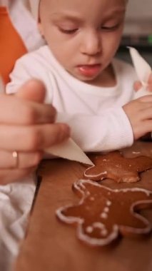 Noel akşamı çocuklar mutfakta lezzetli şeyler pişiriyor, neşeli bayram anıları yaratıyorlar..
