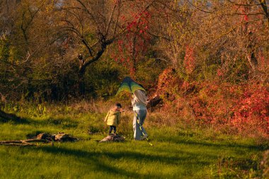 Bir anne, haftasonu oğlunun uçurtmasını tamir etmesine yardım eder. Açık hava aktivitelerinden zevk alır ve ona uçurmayı öğretir..