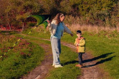 Anne ve oğlu uçurtmayla koşuyor, dışarıda eğleniyorlar. Anne oğluna uçurtma uçurmayı öğretiyor, oyun yoluyla bağ kuruyor..