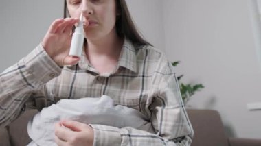 Burun spreyi tutan bir kadın bağımlılık yapmaz. Doğal maddelerle yapılan spreyler tıkanıklığı giderir. Yüksek kalite 4k görüntü