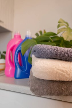 Pembe ve mavi şişeler sıvı çamaşır deterjanı yumuşaklık ve parfüm için yumuşatıcılar..