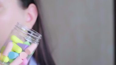 Kulak tıkacı olan bir kutu tutan bir kadın. Kullanmak için aletler. İş yerinde ya da evde kulak tıkaçlarının nasıl işe yaradığını. Yüksek kalite 4k görüntü