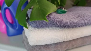 Yıkama tozu kapsülleri havluya düşer. Çamaşır yıkama için üçe üç kapsül. Yüksek kalite 4k görüntü