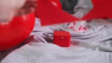 Sevgililer Günü teklifi sabah kahvaltısı, kahve fincanı ve nişan yüzüğü ile aşk ve bağlılığı sembolize ediyor. Yüksek kalite 4k görüntü