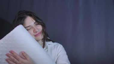 Uyku maskesi takmış gülümseyen bir kız, daha sağlıklı bir yaşam tarzı için okul çocuklarında iyi bir duruş sergiliyor. Yüksek kalite 4k görüntü