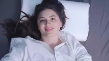 Hafıza köpük yastıkla uyku kalitesini arttırmak, baş ve boynu daha fazla zorlanmadan destekleyerek migrene yardımcı olmak. Yüksek kalite 4k görüntü