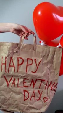 Kalp şeklinde balonlarla dolu bir Sevgililer Günü hediye çantası. Aşkı ve kutlamayı simgeliyor. Tatil hazırlıkları için mükemmel. Yüksek kalite 4k görüntü