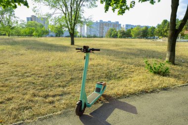 Elektrikli scooter şehrin sokaklarında hızlı, kullanışlı ve çevre dostu bir yoldur. Özgürlüğe ve hıza değer verenler için mükemmel.!