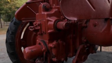 Orman bölgesinde kırmızı bir traktör. Yüksek güce ihtiyaç duyulmayan, verimli ve güvenilir operasyonlar sağlayan küçük arazi arazileri için idealdir. Yüksek kalite 4k görüntü