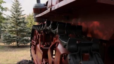 Eski traktörler tarım ve sanayi müzelerinde önemli bir yer tutarak tarım teknolojisinin tarihini gözler önüne seriyorlar. Yüksek kalite 4k görüntü