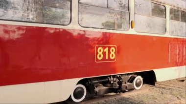 Geçmişin yaşayan bir örneği olan eski bir tramvay, şehirlerin tarihlerini yaşarken nasıl evrimleştiğini hatırlatıyor. Yüksek kalite 4k görüntü