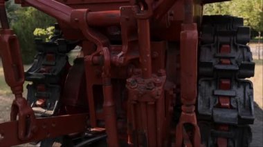  Bu efsanevi traktör çalışmaya devam ediyor, gerçek makinelerin dayanmak için yapıldığını kanıtlıyor. Yüksek kalite 4k görüntü