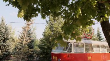 Geçmişi olan güzel ve şık bir tramvay. Her detay bize tramvayların şehrin ana taşımacılığı olduğu altın yılları hatırlatıyor. Yüksek kalite 4k görüntü