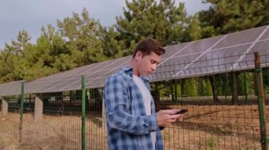 Güneş enerjisi mühendisi verimliliği hesaplıyor ve maksimum enerji çıkışı için güneş paneli performansını optimize ediyor. Yüksek kalite 4k görüntü