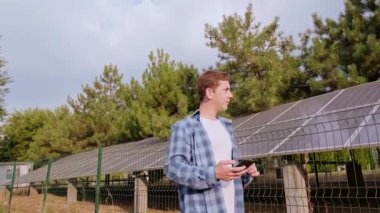 Güneş enerjisi mühendisi verimliliği hesaplıyor ve maksimum enerji çıkışı için güneş paneli performansını optimize ediyor. Yüksek kalite 4k görüntü