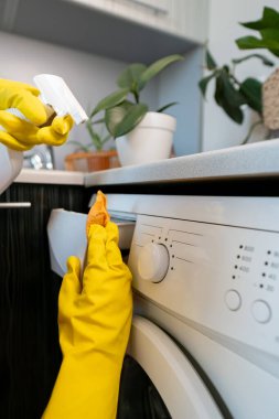 Hizmetçi mutfağı temizliyor, çamaşır makinesinden daha iyi su dolaşımı ve daha iyi çamaşır yıkama sonuçları için toprak ve deterjan kalıntılarını temizliyor..