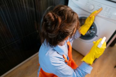 Temizlik filtreleri ve iç kısımlar bileşenlerin aşınmasını azaltarak makinenin uzun süreli ve güvenilir performansını sağlar.