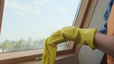 Kadın temizlik uzmanı evde bir işe hazırlanıyor. Temizlik kimyasallarıyla uğraşırken plastik eldiven takıyor. Yüksek kalite 4k görüntü