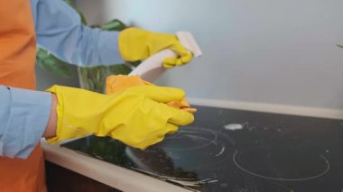 Birçok temizlik ürünü yağ, kireç veya yanmış besin kalıntıları gibi sert lekelerle başa çıkmak için özel olarak tasarlanmıştır. Yüksek kalite 4k görüntü