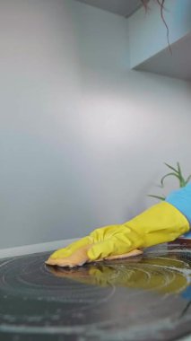 Mutfak fayanslarını temizlik ürünleriyle temizleyen bir kadın. Temizlik ürünleri süreci hızlı ve kolay hale getirir, zaman ve efor tasarrufu sağlar. Yüksek kalite 4k görüntü