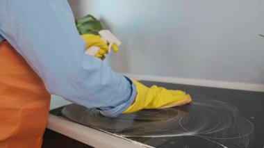 Doğru temizlik ürünlerini kullanmak, soba, lavabo, tabak ve alet gibi yüzeylerin yıpranmasını ve hasar görmesini önler. Yüksek kalite 4k görüntü