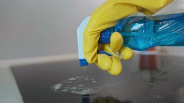 Mutfak lekeleriyle savaşmak: Mutfak sobasındaki inatçı lekelerle başa çıkmanın çeşitli yollarını gösteren etkili yöntemler. Yüksek kalite 4k görüntü