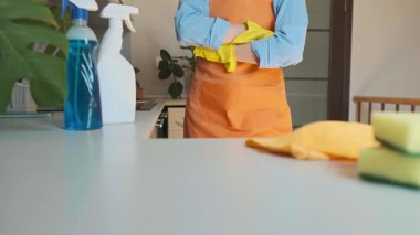 Temizlik uzmanı iki elini de ileri uzattı, baş parmağını kaldırdı, temizlik işinden memnun olduğunu gösterdi. Yüksek kalite 4k görüntü