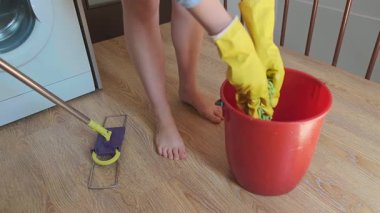 Ev temizliği için zaman kazandıran ipuçları, düzenli yer silme sert lekelerin birikmesini ve gelecekteki temizlik sorunlarını önler. Yüksek kalite 4k görüntü