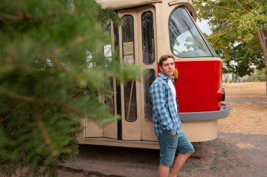 Bir adam elinde bir sırt çantası ve biletle tren yolculuğuna çıkıyor. Seyahat blogcusu bağımsız geziler için ipuçları ve içgörüler paylaşıyor.