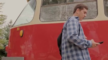 Kaçan adam: elinde telefonla, yurtdışındaki üniversiteye hazırlanırken maceralarını takipçileriyle paylaşıyor. Yüksek kalite 4k görüntü