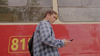 Macera başlıyor: Sırt çantalı bir adam bilinmeyene hazır bir şekilde trenini bekliyor. Dijital göçebe uzaktan kumandayla çalışıyor. Yüksek kalite 4k görüntü