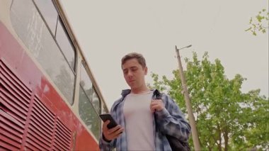 Tramvaydayken blogunda sırt çantalı bir adam tek başına geziye çıkıyor ve yolculuğunu paylaşıyor. Yüksek kalite 4k görüntü