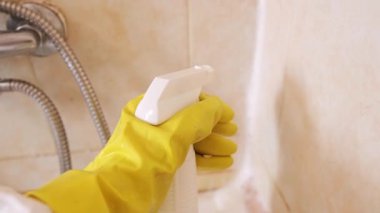 Ev temizleme uzmanı banyoyu temizlemek ve lavaboyu temizlemek için kimyasal ürünler kullanıyor. Yüksek kalite 4k görüntü