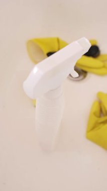 Temizlik ürünleri ve lastik eldivenler banyoya yerleştiriliyor, temizlik süreci ve erzak hazırlıkları için. Yüksek kalite 4k görüntü