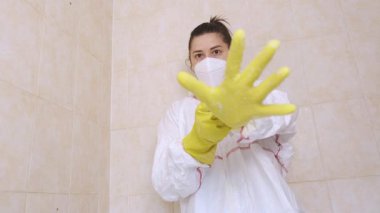 Temizlik uzmanı koruyucu eldiven giyer ve küf temizleme için hazırlanır. Temizlik ve koruma: güçlü kimyasallarla savaşma kalıbı. Yüksek kalite 4k görüntü