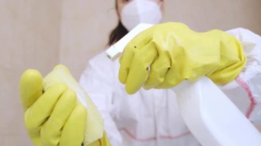 Küf temizleme uzmanı, odayı temizlemeye hazırlanan süngere temizlik çözeltisi uygular. Yüksek kalite 4k görüntü