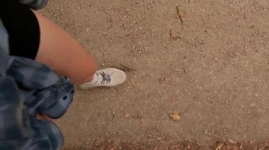 Ormanda sabah koşusu: bir koşucu bacakları güvenli bir şekilde orman yoluna basar, temiz hava ve doğa ile enerji doludur. Yüksek kalite 4k görüntü
